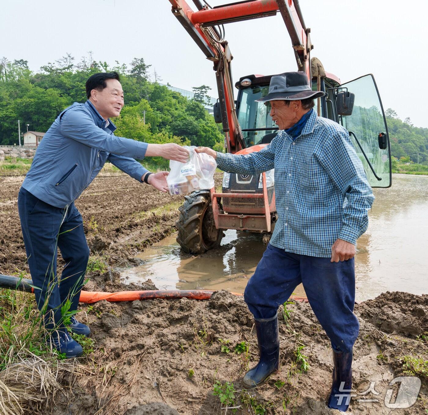 본문 이미지 - 정원호 한국수력원자력(주) 월성원자력본부장이 발전소 인근 모내기 현장에 새참을 배달하며 풍년농사를 응원하고 있다. (월성원자력본부제공) 2025.6.4/뉴스1 