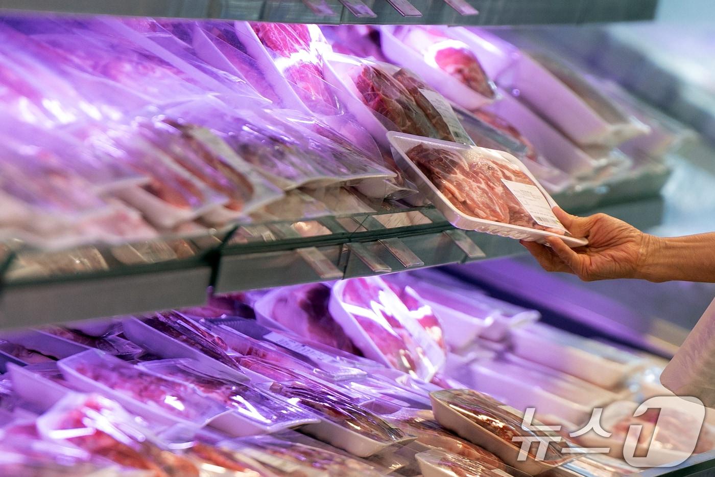 4일 서울 시내의 한 대형 마트를 찾은 시민들이 장을 보고 있다. 2025.6.4/뉴스1 ⓒ News1 이승배 기자