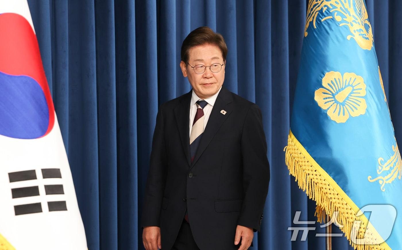 이재명 대통령이 4일 서울 용산구 대통령실 청사 브리핑룸에서 국무총리와 국정원장, 대통령 비서실장 등 인선발표를 하기 위해 입장하고 있다. 국무총리 후보자로는 김민석 국회의원, 국정원장 후보자로는 이종석 전 통일부장관이 지명됐다. 대통령 비서실장으로는 강훈식 국회의원, 안보실장에는 위성락 국회의원이 임명됐고, 경호처장은 황인권 전 육군 대장, 대변인은 강유정 국회의원이 임명됐다. 2025.6.4/뉴스1 ⓒ News1 허경 기자