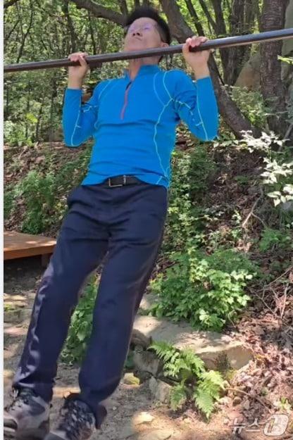 본문 이미지 -  김문수 국민의힘 대선후보가 4일 '21대 대선 패배 승복문'을 발표한 뒤 선거 전 매일 찾았던 관악산에 올라 턱걸이를 하고 있다. (SNS 갈무리) ⓒ 뉴스1  