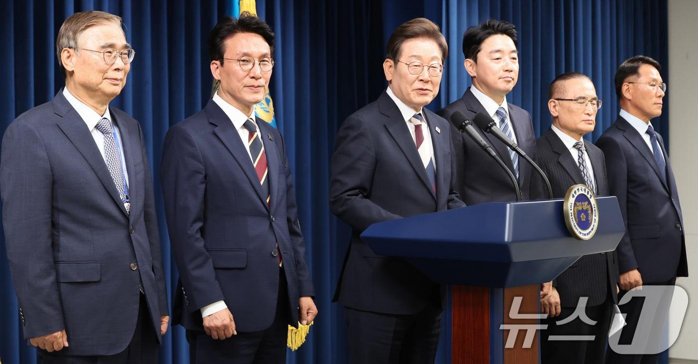 이재명 대통령이 4일 서울 용산구 대통령실 청사 브리핑룸에서 국무총리와 국정원장, 대통령 비서실장 등 인선발표를 하고 있다.2025.6.4/뉴스1 ⓒ News1 허경 기자