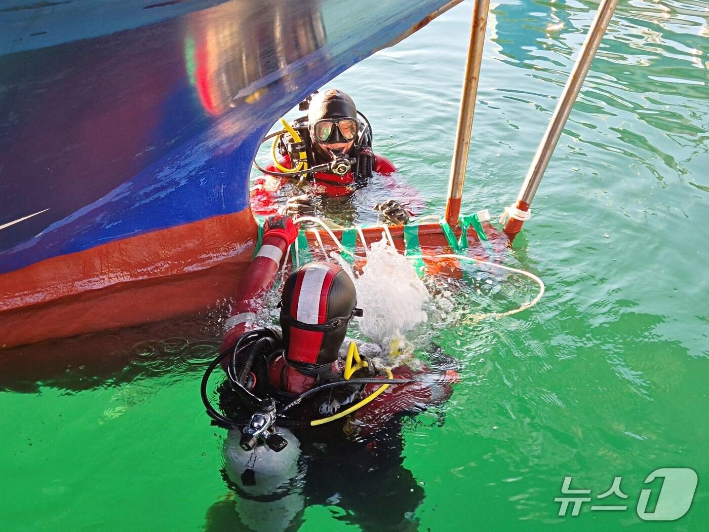 본문 이미지 - 통영해경 구조대원들이 낚시어선의 파손 부위를 임시 봉쇄하고 있다.(통영해경 제공. 재판매 및 DB금지)