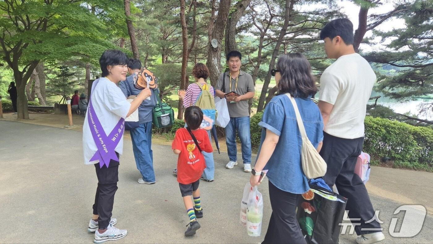 영동세계국악엑스포조직위 관계자들이 엑스포 개최를 홍보하고 있다. &#40;조직위 제공. 재판매 및 DB금지&#41; /뉴스1