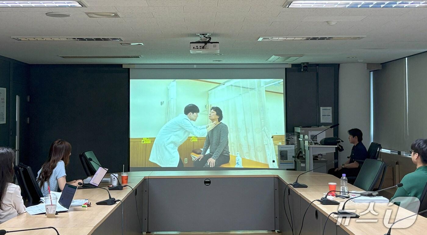 한국한의약진흥원은 전국 한의과대학 학생들을 상대로 한의약 정책과 연구개발&#40;R&D&#41;, 표준임상진료지침 개발 과정 등을 익힐 &#39;제1회 한의표준임상진료지침센터 학생 인턴십&#39; 프로그램을 제공했다고 4일 밝혔다.&#40;한국한의약진흥원 제공&#41;