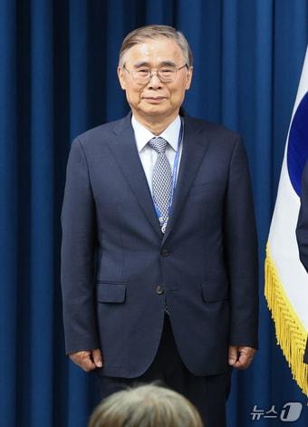 본문 이미지 - 이재명 정부 첫 국가정보원장 후보자로 임명된 이종석 전 통일부 장관이 4일 서울 용산구 대통령실 청사 브리핑룸에서 열린 인선 발표에 참석해 있다.2025.6.4/뉴스1 ⓒ News1 허경 기자