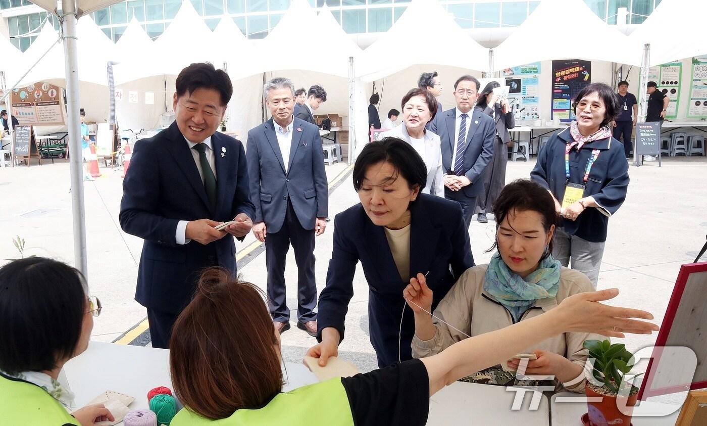 4일 오후 오영훈 제주도지사가 서귀포시 제주국제컨벤션센터 야외광장에서 세계환경의 날을 맞아 열린 '2025 환경 한마당 축제장'을 둘러보고 있다.2025.6.4/뉴스1 ⓒ News1 고동명 기자