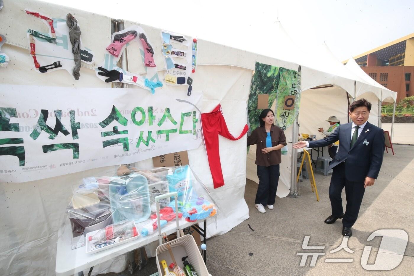 4일 오후 오영훈 제주도지사가 서귀포시 제주국제컨벤션센터 야외광장에서 세계환경의 날을 맞아 열린 '2025 환경 한마당 축제장'을 둘러보고 있다.2025.6.4/뉴스1 ⓒ News1 고동명 기자