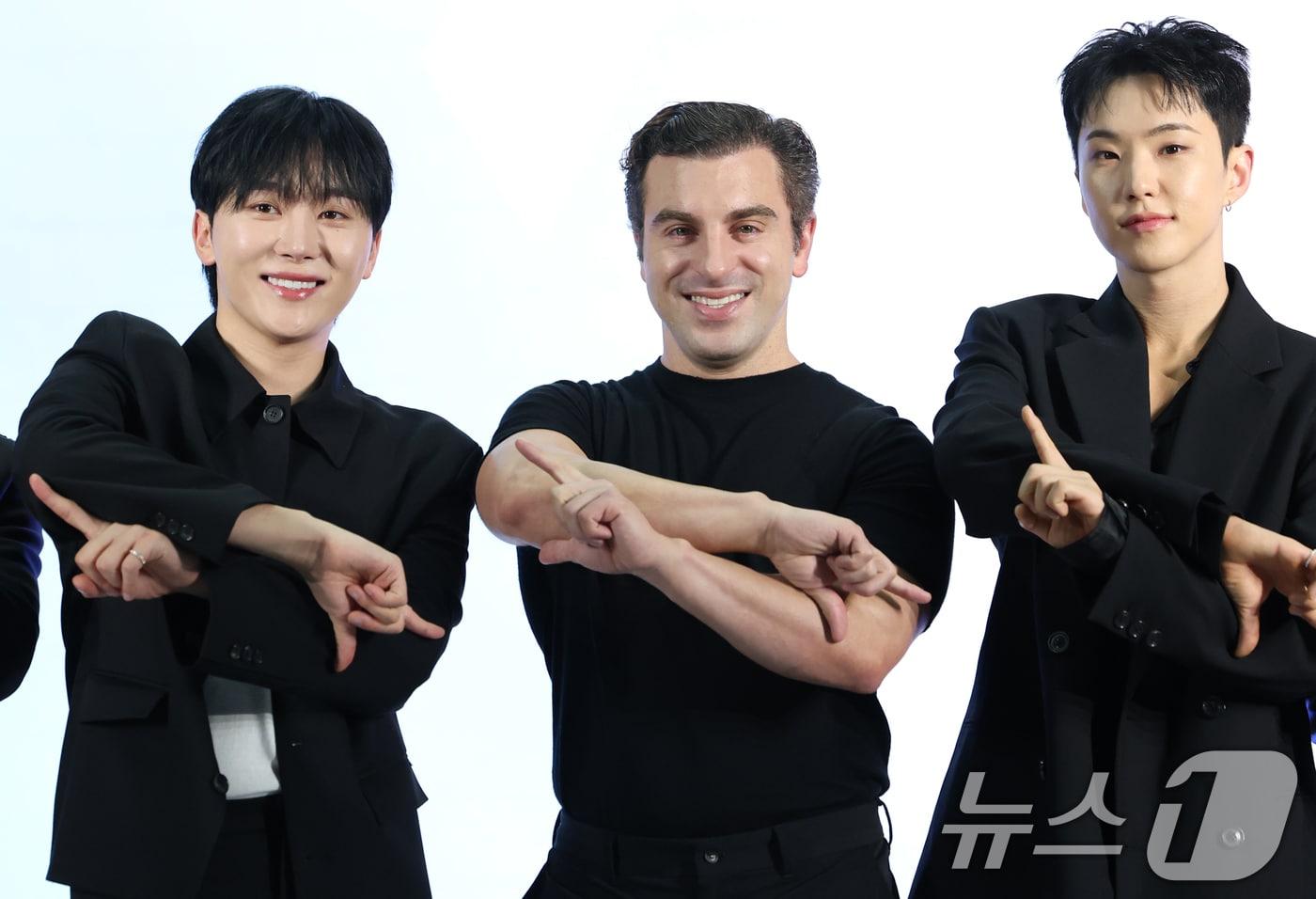 그룹 세븐틴의 승관&#40;왼쪽부터&#41;과 브라이언 체스키 에어비앤비 공동창업자 겸 CEO, 호시가 4일 오후 서울 용산구 한화손해보험 한남사옥에서 열린 에어비앤비 포토행사에 참석해 포즈를 취하고 있다. 2025.6.4/뉴스1 ⓒ News1 권현진 기자