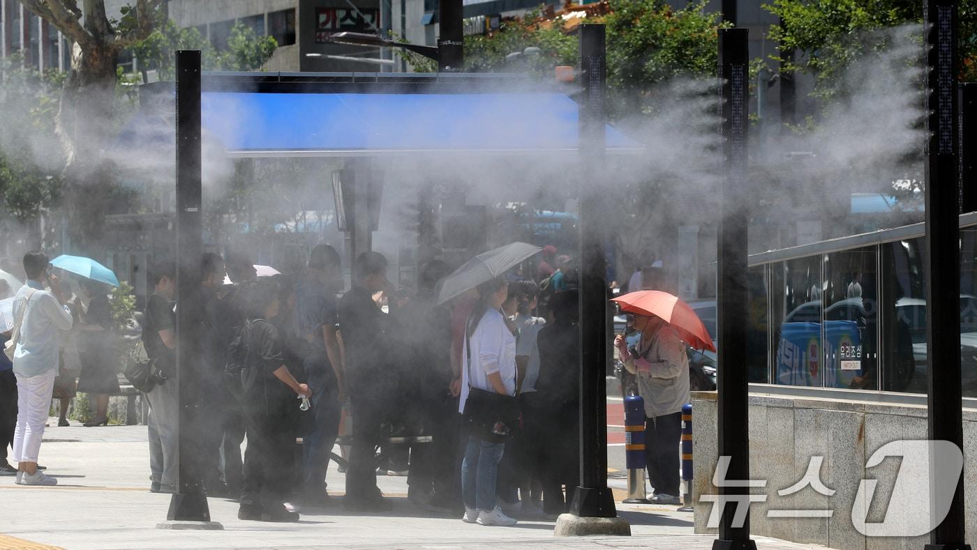 초여름 날씨를 보인 4일 시민 사이로 쿨링포그가 가동되고 있다. 2025.6.4/뉴스1 ⓒ News1 윤일지 기자