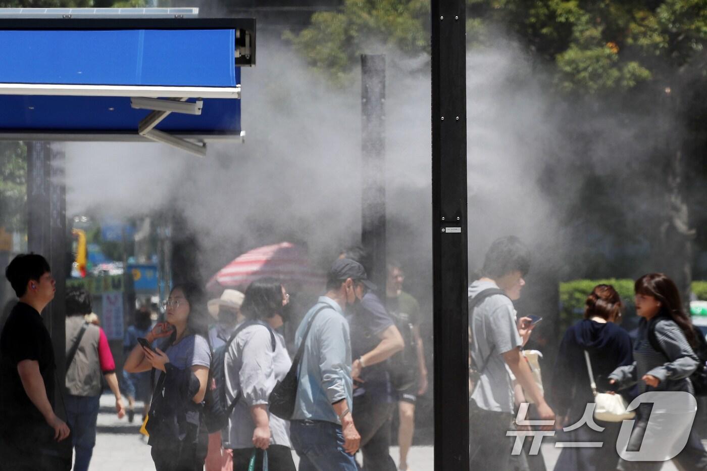 초여름 날씨를 보인 4일 시민들 사이로 쿨링포그가 가동되고 있다. 2025.6.4/뉴스1 ⓒ News1 윤일지 기자