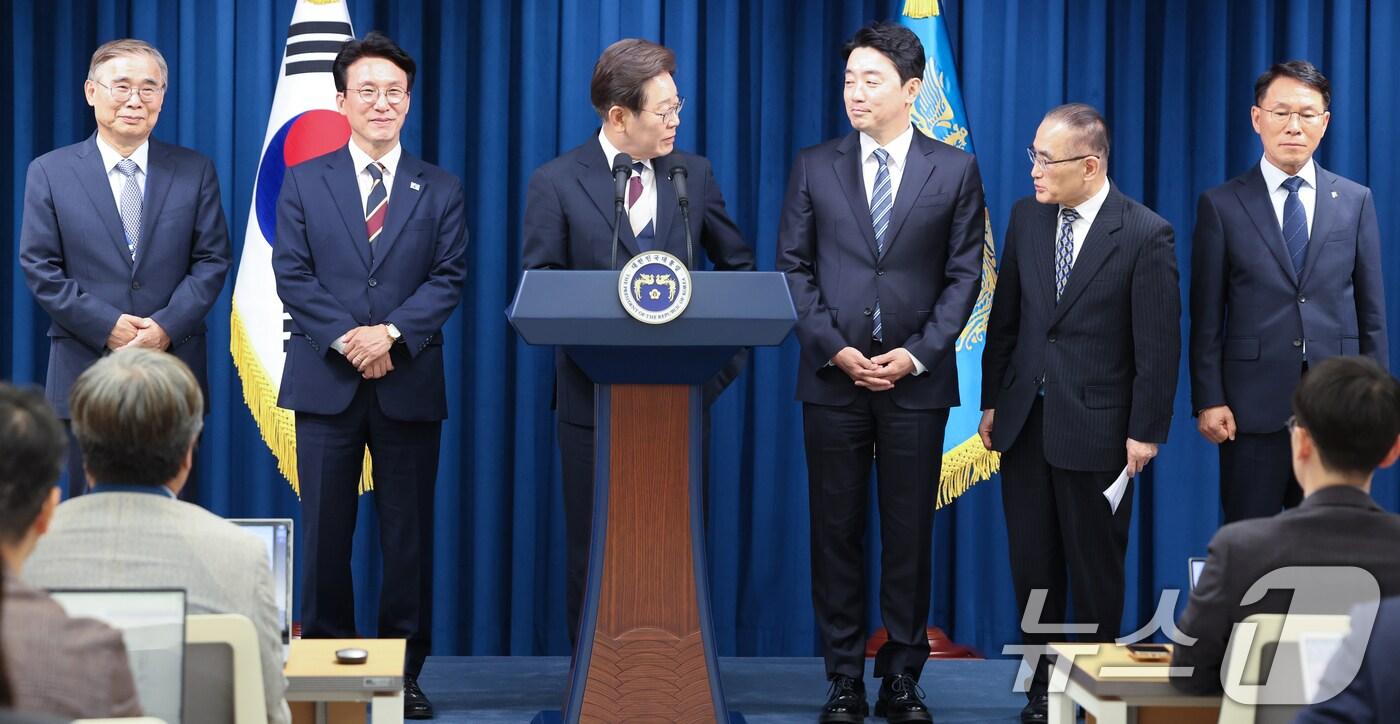 이재명 대통령이 4일 서울 용산구 대통령실 청사 브리핑룸에서 국무총리와 국정원장, 대통령 비서실장 등 인선발표 중 임명자들과 대화하고 있다. 국무총리 후보자로는 김민석 국회의원, 국정원장 후보자로는 이종석 전 통일부장관이 지명됐다. 대통령 비서실장으로는 강훈식 국회의원, 안보실장에는 위성락 국회의원이 임명됐고, 경호처장은 황인권 전 육군 대장, 대변인은 강유정 국회의원이 임명됐다. 2025.6.4/뉴스1 ⓒ News1 허경 기자