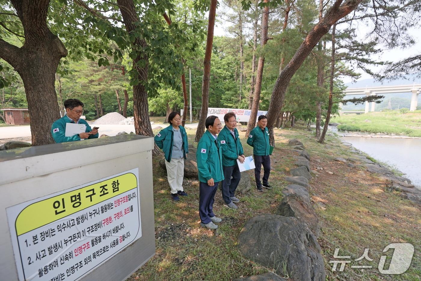 심민 전북 임실군수(앞줄 왼쪽 첫번째)가 덕치면 섬안, 강변사리캠핑장 앞 하천을 점검하고 있다.(임실군제공. 재판매 및 DB금지)2025.6.4/뉴스1