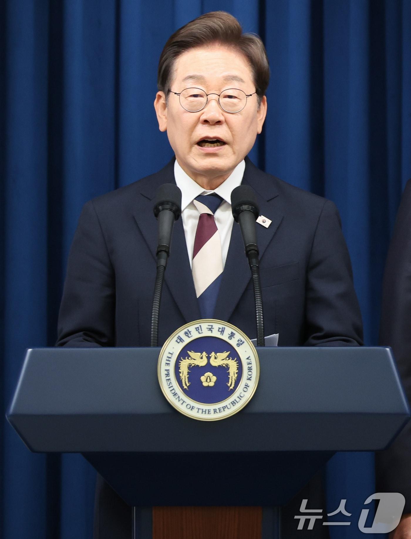 본문 이미지 - 이재명 대통령이 4일 서울 용산구 대통령실 청사 브리핑룸에서 국무총리와 국정원장, 대통령 비서실장 등 인선발표를 하고 있다. /뉴스1 ⓒ News1 허경 기자