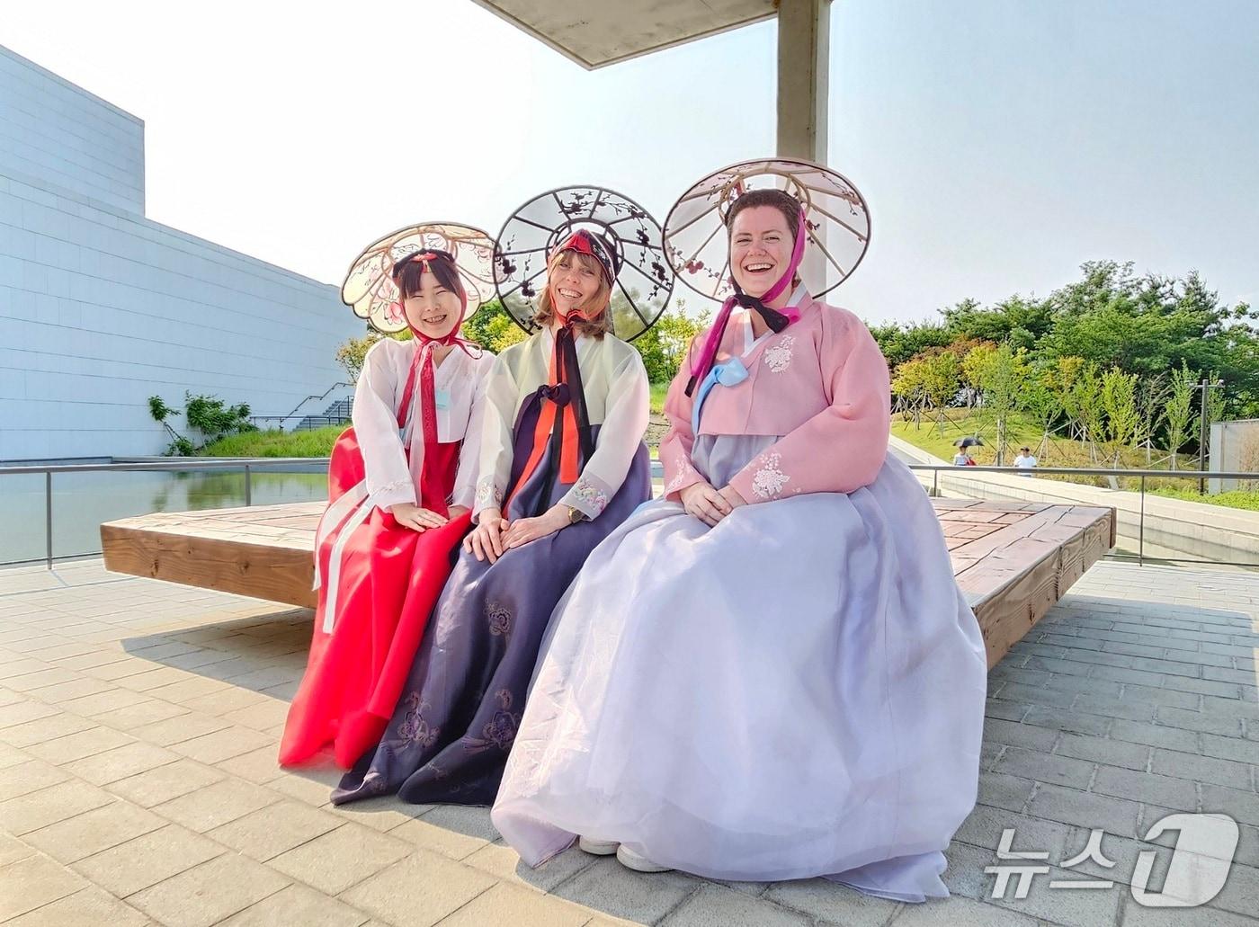 본문 이미지 - 문화도시수성투어 조선타임슬립에 참가한 외국인들이 대구간송미술관 야외정원에서 포즈를 취하고 있다.&#40;대구 수성문화재단 제공.재판매 및 DB 금지&#41;