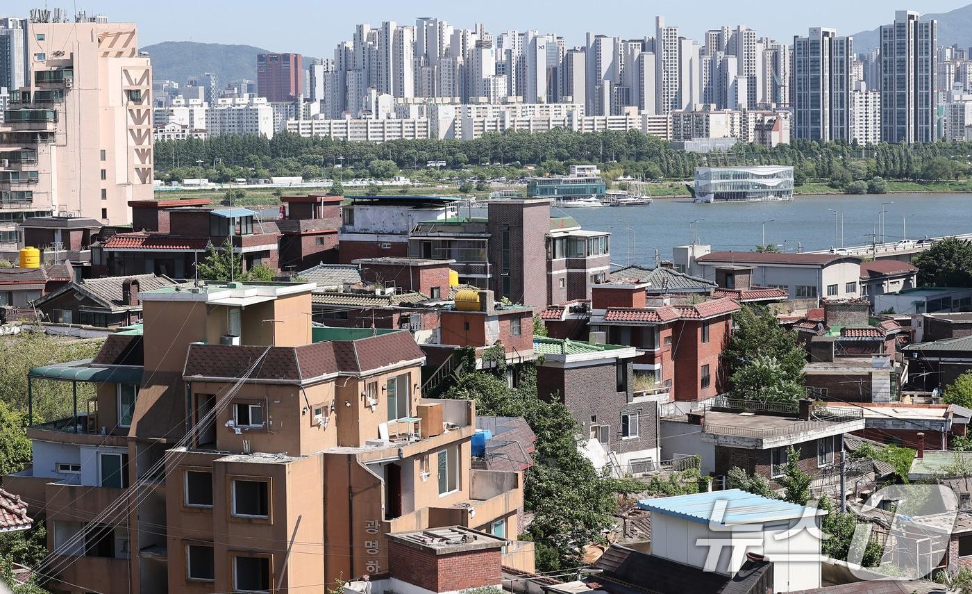 본문 이미지 - 재개발 사업 중인 서울 용산구 한남3구역 뒤로 반포지구 아파트가 보이고 있다. ⓒ 뉴스1 김성진 기자