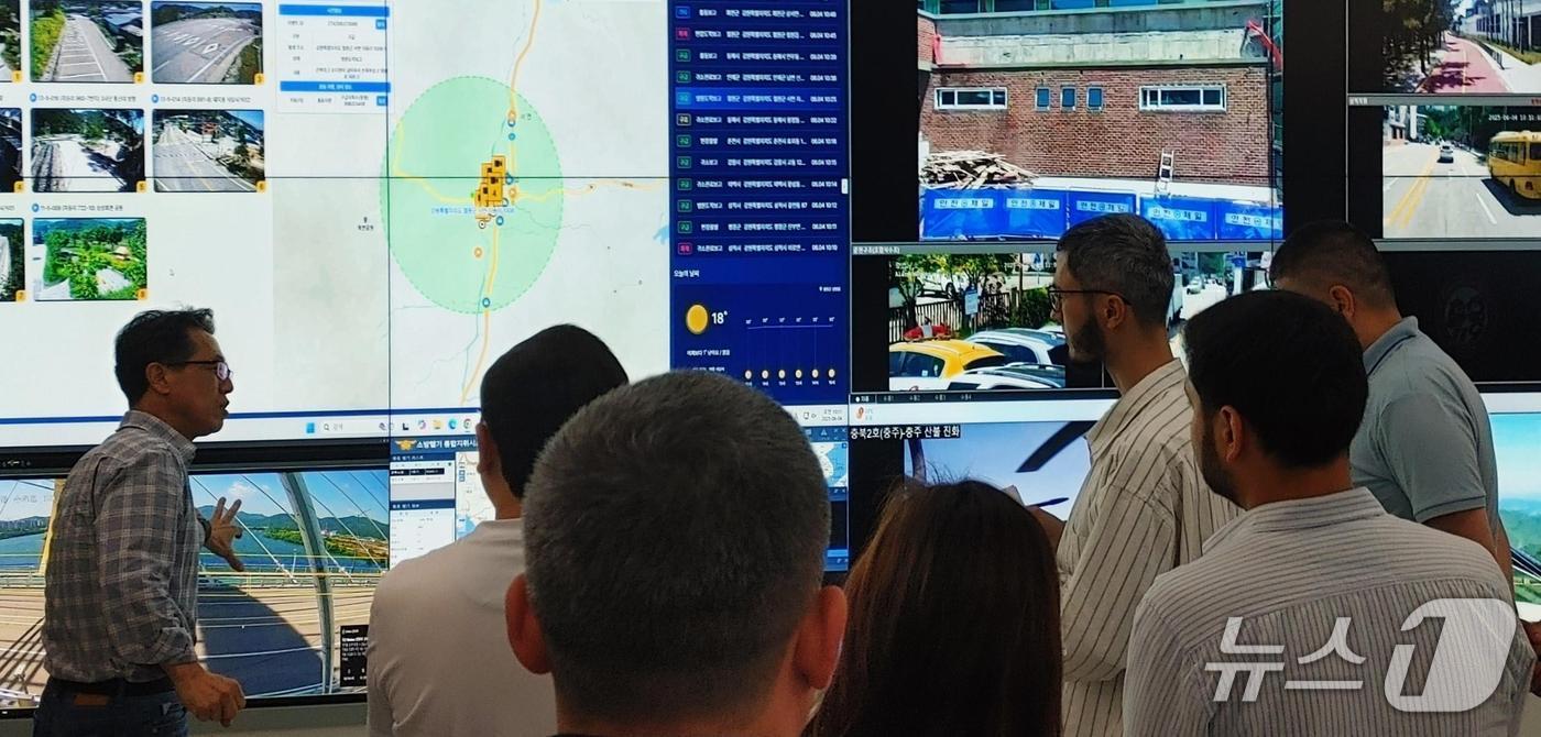 강원소방본부 종합상황실 둘러보는 우즈베키스탄 중앙앰뷸런스센터 소속 응급의료 관계자들.(도소방본부 제공, 재판매 및 DB금지)