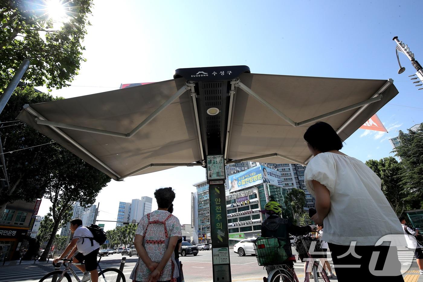 초여름 더위가 기승을 부린 4일 오후 대구 도심의 한 횡단보도 그늘막 아래서 시민들이 뙤약볕을 피하며 보행자신호를 기다리고 있다. 2025.6.4/뉴스1 ⓒ News1 공정식 기자