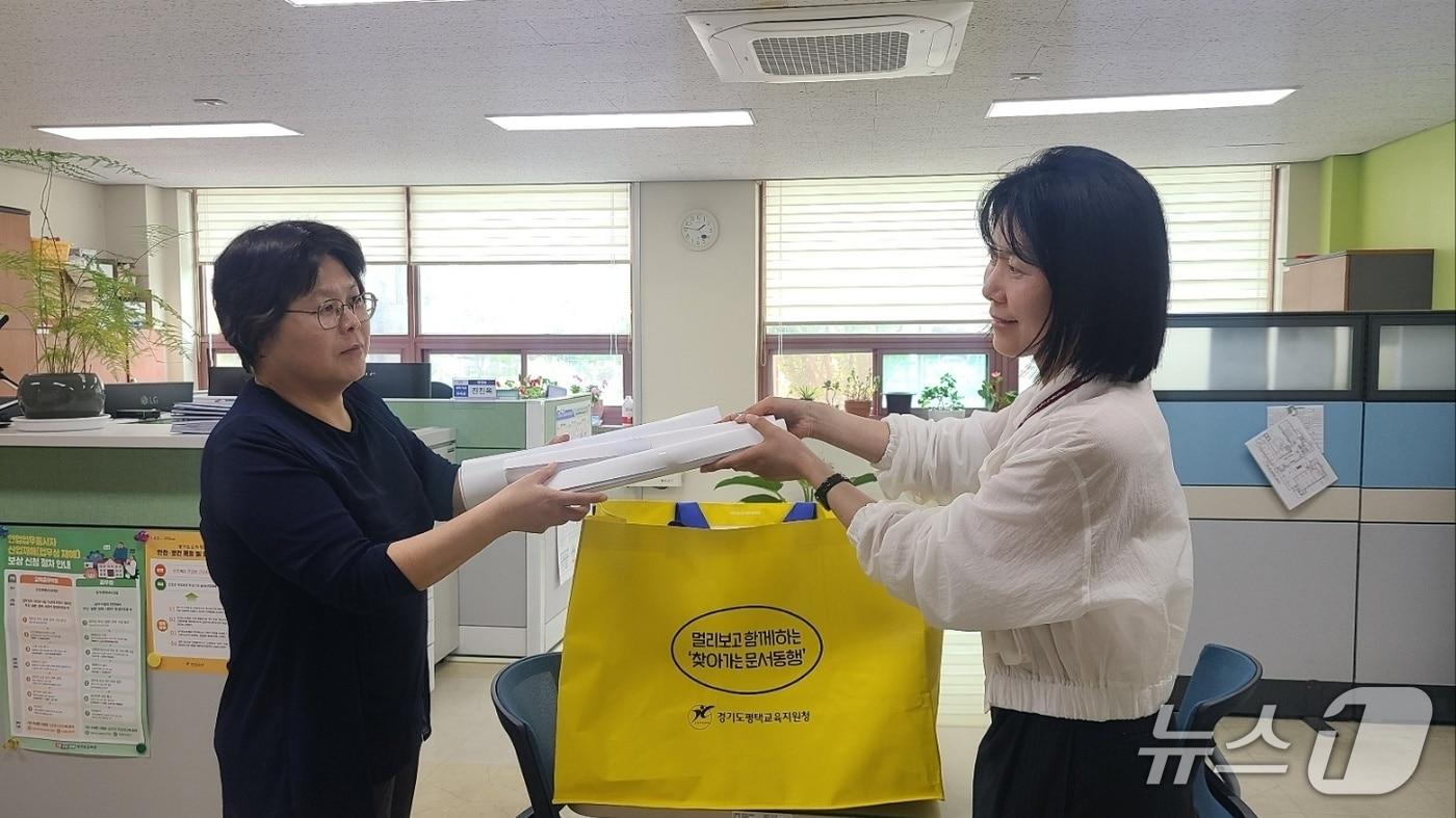 교육지원청 직원이 출장 중 문서를 학교에 전달하고 있다.(평택교육청 제공)