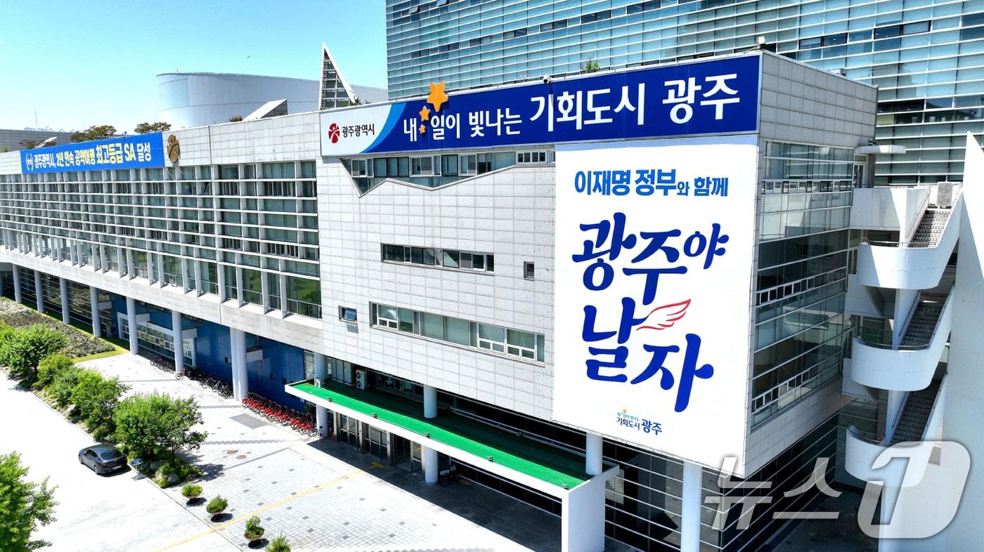 4일 광주시청 외벽에 &#39;이재명 정부와 함께 광주야 날자&#39;라는 내용의 취임 축하 현수막이 걸려 있다.&#40;광주시 제공. 재판매 및 DB 금지&#41; 2025.6.4/뉴스1 