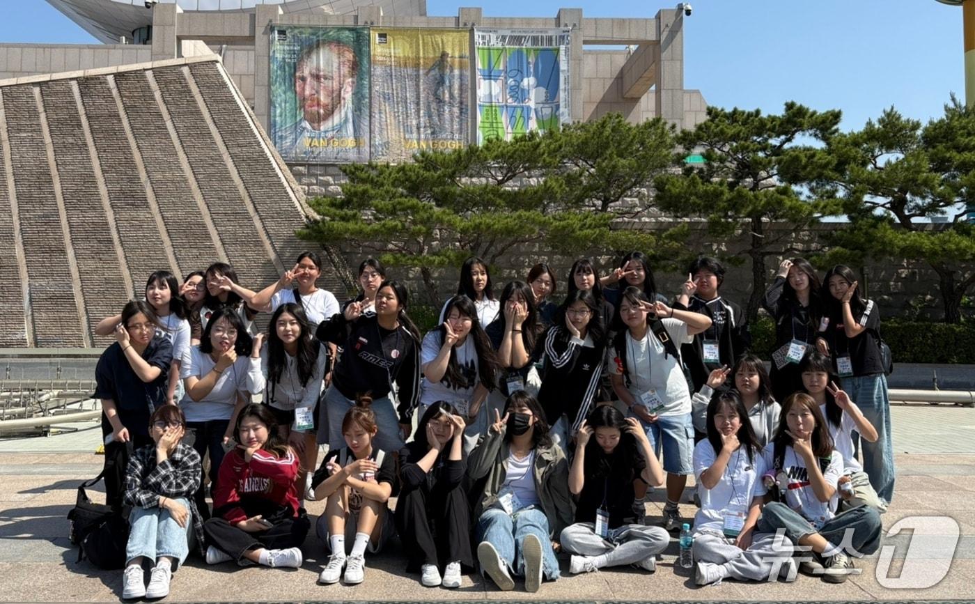 충북 증평여자중학교 2학년 학생들이 대전시립미술관에서 '독서테마여행'을 하며 기념촬영을 하고 있다.(괴산증평교육지원청 제공, 재판매 및 DB금지)/뉴스1