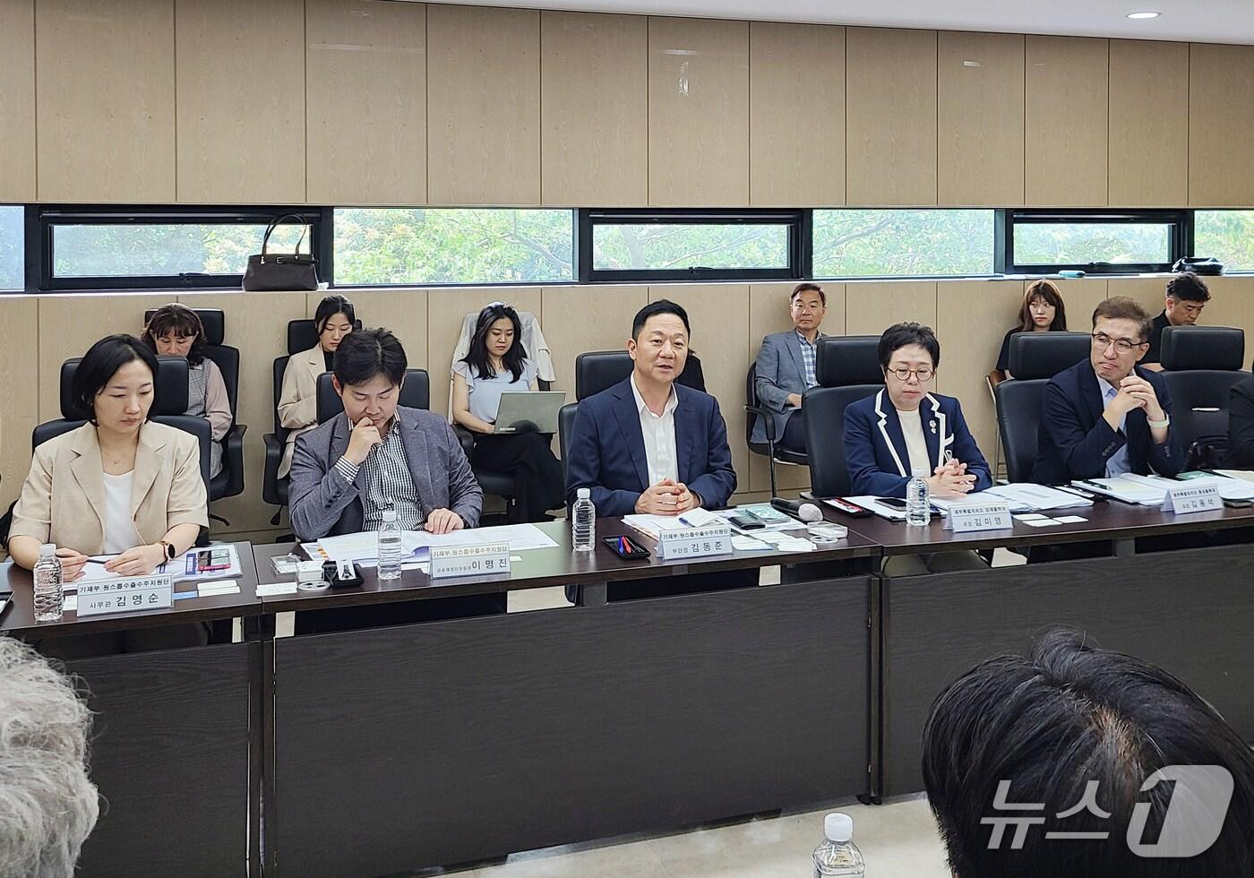 김동준 기획재정부 원스톱 수출·수주지원단 부단장이 4일 오후 제주시 제주경제통상진흥원에서 열린 '제주시 관세대응 원스톱 수출 119 간담회'에서 모두발언을 하고 있다. (기획재정부 제공)