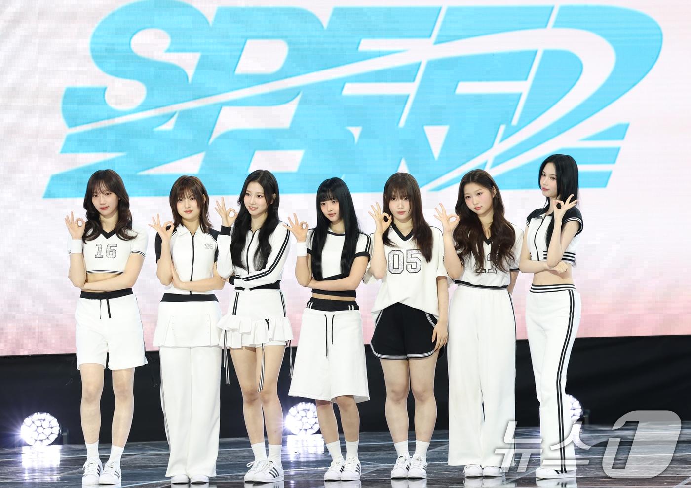 그룹 유스피어(USPEER)의 소이(왼쪽부터)와 채나, 다온, 시안, 서유, 로아, 여원이 4일 서울 마포구 SBS 프리즘타워에서 가진 첫 싱글 '스피드 존'(SPEED ZONE) 발매 쇼케이스에서 포즈를 취하고 있다. 2025.6.4/뉴스1 ⓒ News1 권현진 기자