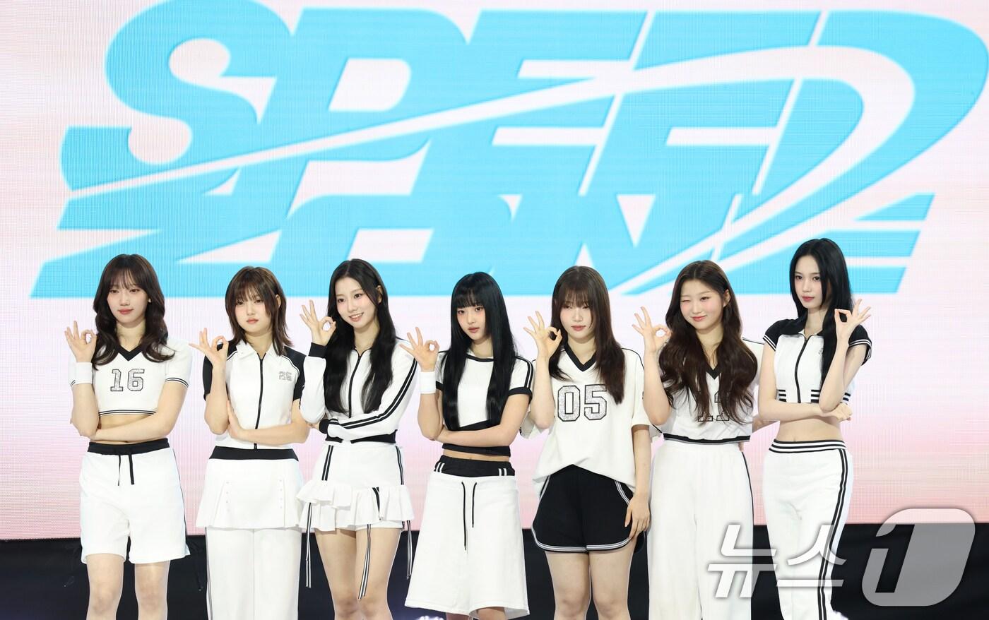 그룹 유스피어(USPEER)의 소이(왼쪽부터)와 채나, 다온, 시안, 서유, 로아, 여원이 4일 서울 마포구 SBS 프리즘타워에서 가진 첫 싱글 '스피드 존'(SPEED ZONE) 발매 쇼케이스에서 포즈를 취하고 있다. 2025.6.4/뉴스1 ⓒ News1 권현진 기자