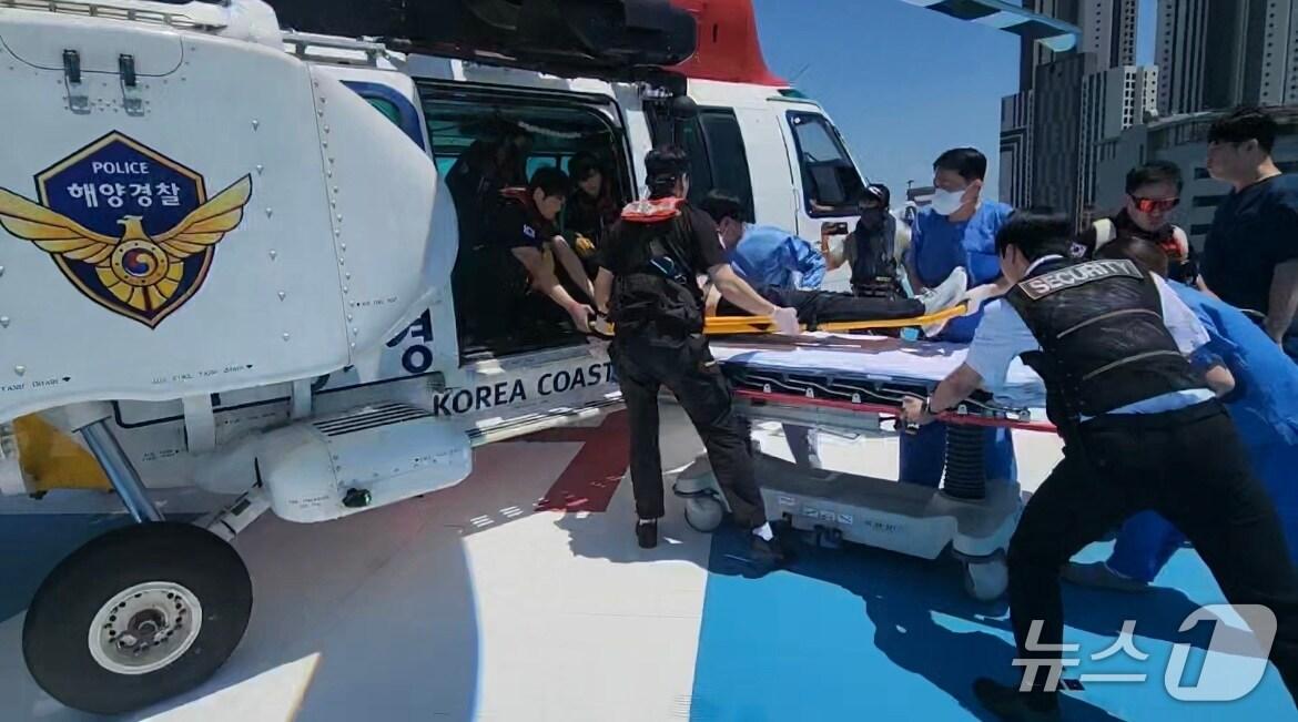 본문 이미지 - 울산해양경찰서는 4일 오전 울산 울주군 해상에서 선박 내 응급환자가 발생해 긴급 이송시켰다고 밝혔다.(울산해경 제공. 재판매 및 DB 금지)/뉴스1