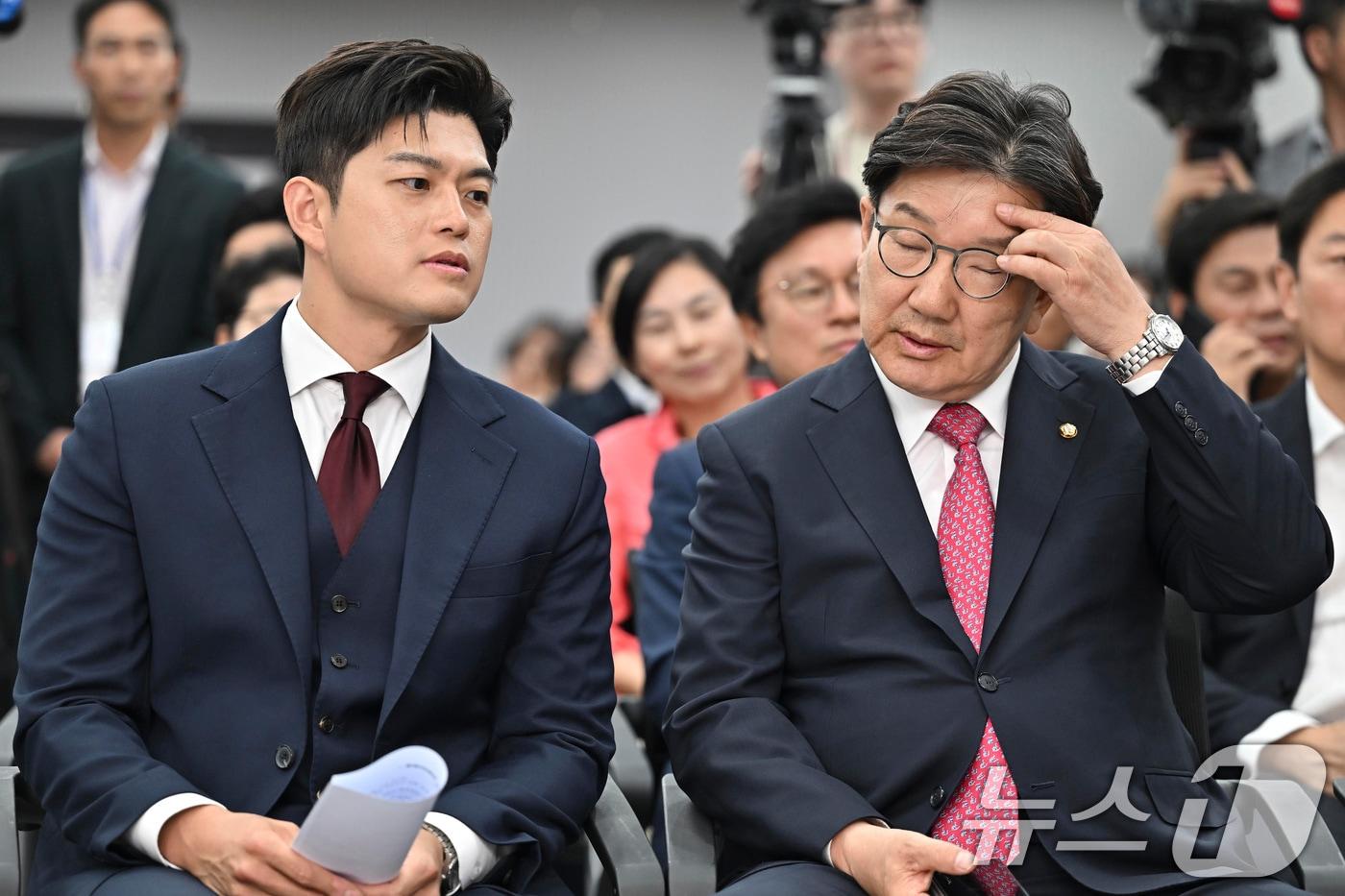 권성동 국민의힘 원내대표&#40;오른쪽&#41;와 김용태 비대위원장이 4일 서울 여의도 중앙당사에서 열린 제21대 대통령선거 국민의힘 중앙선거대책위원회 해단식에서 이야기하고 있다. &#40;공동취재&#41; 2025.6.4/뉴스1 ⓒ News1 이광호 기자