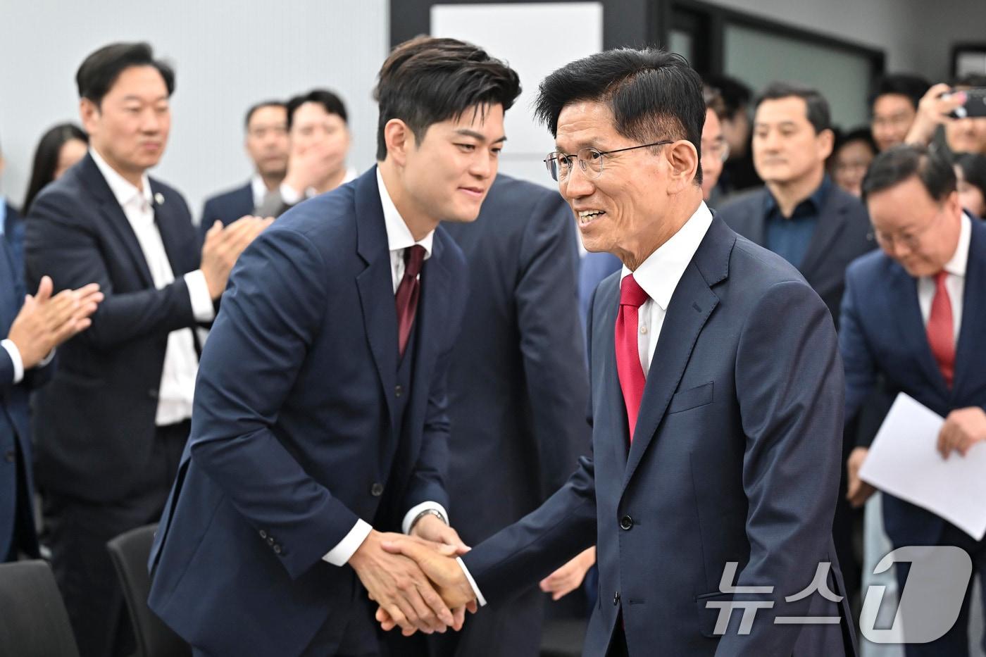 김문수 국민의힘 대통령 후보가 4일 서울 여의도 중앙당사에서 열린 제21대 대통령선거 국민의힘 중앙선거대책위원회 해단식에서 김용태 비대위원장과 인사하고 있다. 오른쪽은 김문수캠프 김재원 비서실장. (공동취재) 2025.6.4/뉴스1 ⓒ News1 이광호 기자