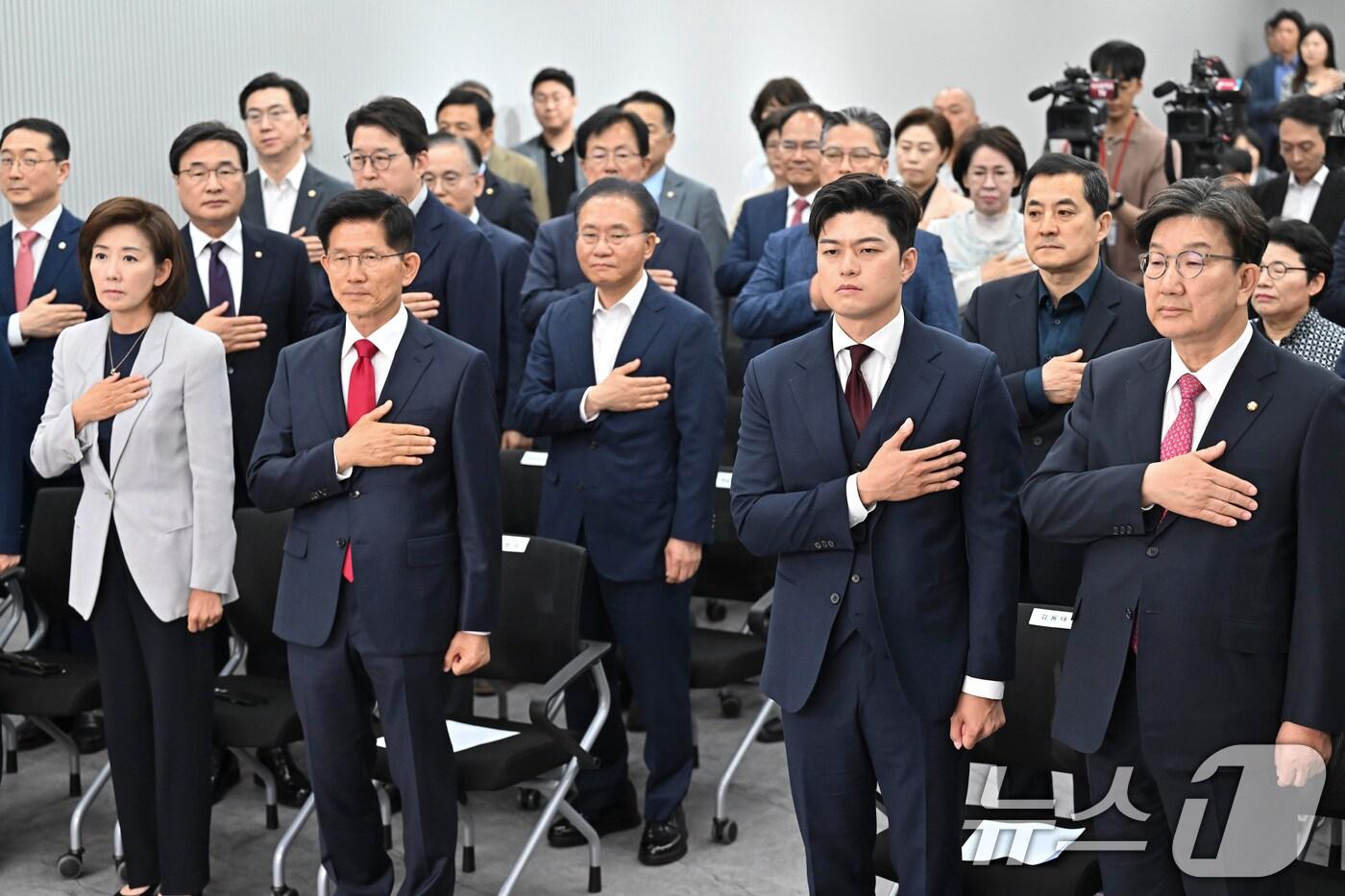 김문수 국민의힘 대통령 후보와 의원들이 4일 서울 여의도 중앙당사에서 열린 제21대 대통령선거 국민의힘 중앙선거대책위원회 해단식에서 국민의례 하고 있다. (공동취재) 2025.6.4/뉴스1 ⓒ News1 이광호 기자