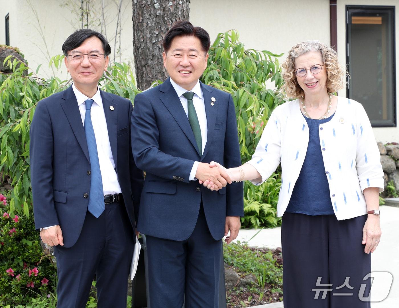 본문 이미지 - 오영훈 제주지사와  잉거 안데르센 유엔환경계획&#40;UNEP&#41; 사무총장&#40;제주도 제공. 재판매 및 DB금지&#41;/뉴스1