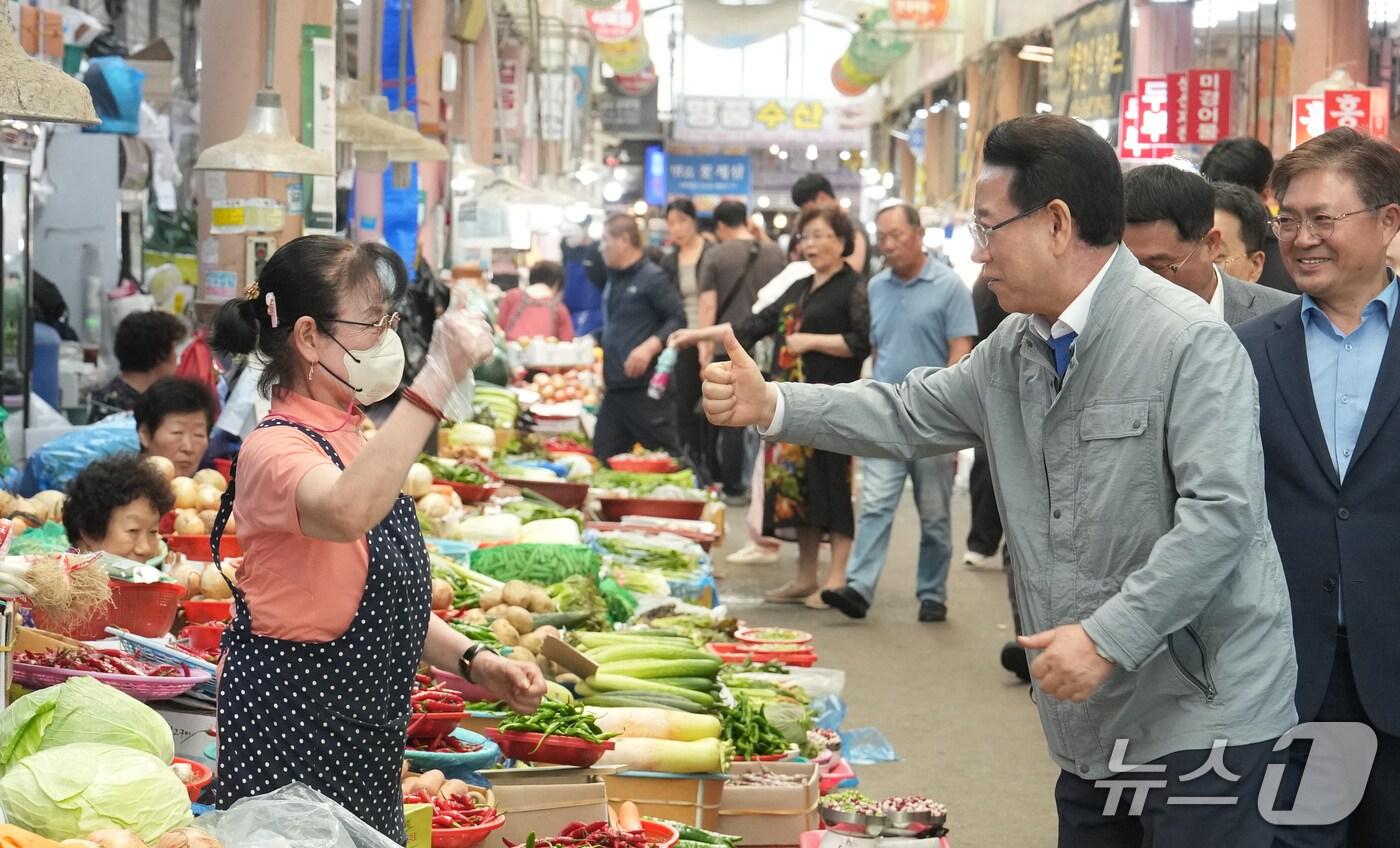 김영록 전남도지사 목포 동부시장 방문.(전남도 제공. 재판매 및 DB금지) 2025.6.4/뉴스1