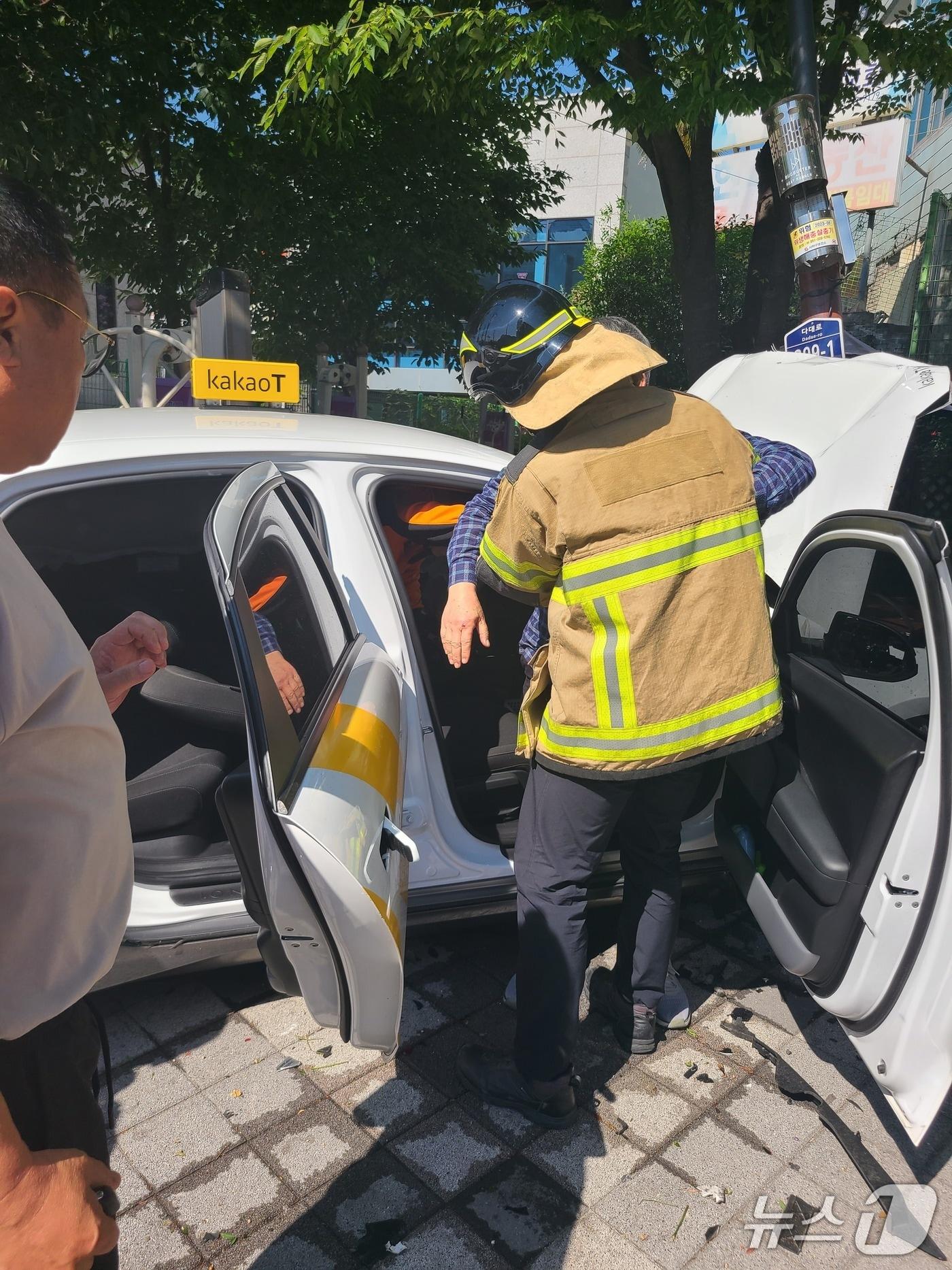 본문 이미지 - 4일 오후 부산 사하구 장림동 교통사고 현장에서 소방대원이 택시 운전자를 꺼내고 있다.(부산소방재난본부 제공. 재판매 및 DB 금지)