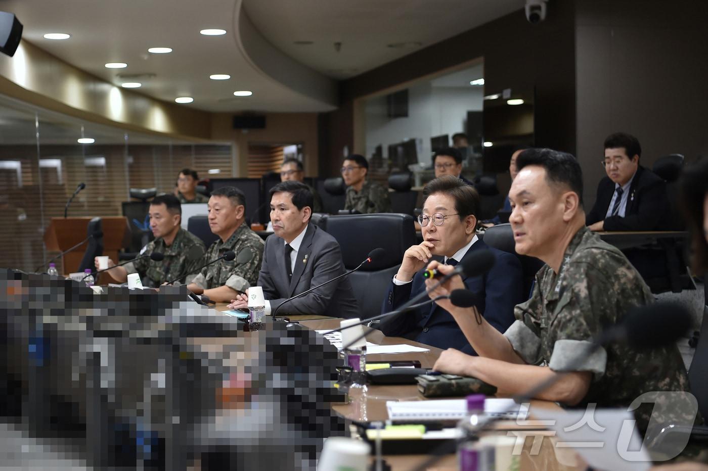 이재명 대통령이 4일 서울 용산구 합동참모본부 전투통제실을 방문해 김명수 합참의장에게 군사대비태세 보고를 받고 있다. &#40;국방부 제공. 재판매 및 DB 금지&#41; 2025.6.4/뉴스1