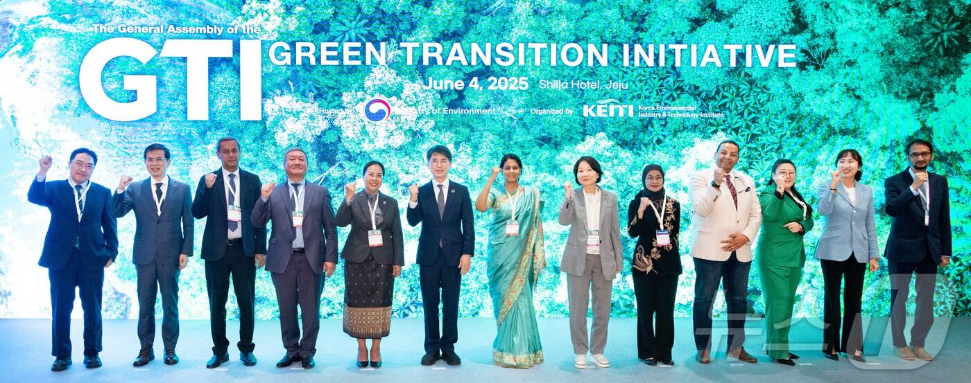 김완섭 환경부 장관이 4일 제주 신라호텔에서 열린 녹색전환이니셔티브(GTI) 제1차 정기총회에서 정식 의장으로 선출된 후 기념촬영을 하고 있다. (환경부 제공. 재판매 및 DB 금지) 2025.6.4/뉴스1