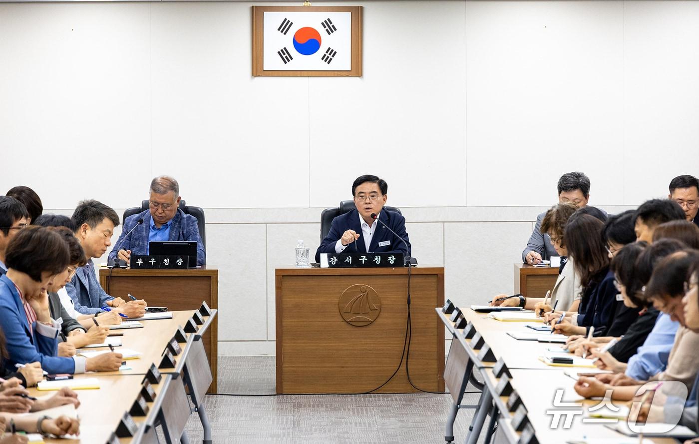 진교훈 서울 강서구청장(가운데)이 4일 오후 구청 대회의실에서 열린 긴급 간부회의에서 새 정부 출범에 따른 구정 운영 방향을 논의하고 있다.(강서구청 제공)