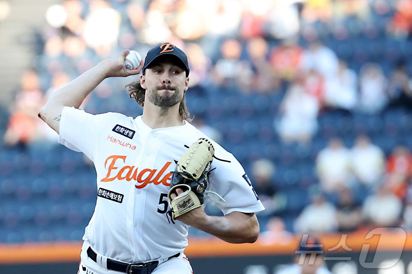 4일 대전 한화생명볼파크에서 열린 '2025 신한 SOL 뱅크 KBO리그' 프로야구 한화 이글스 대 KT 위즈 경기에서 한화 선발 와이스가 투구하고 있다. 2025.6.4/뉴스1 ⓒ News1 김기남 기자