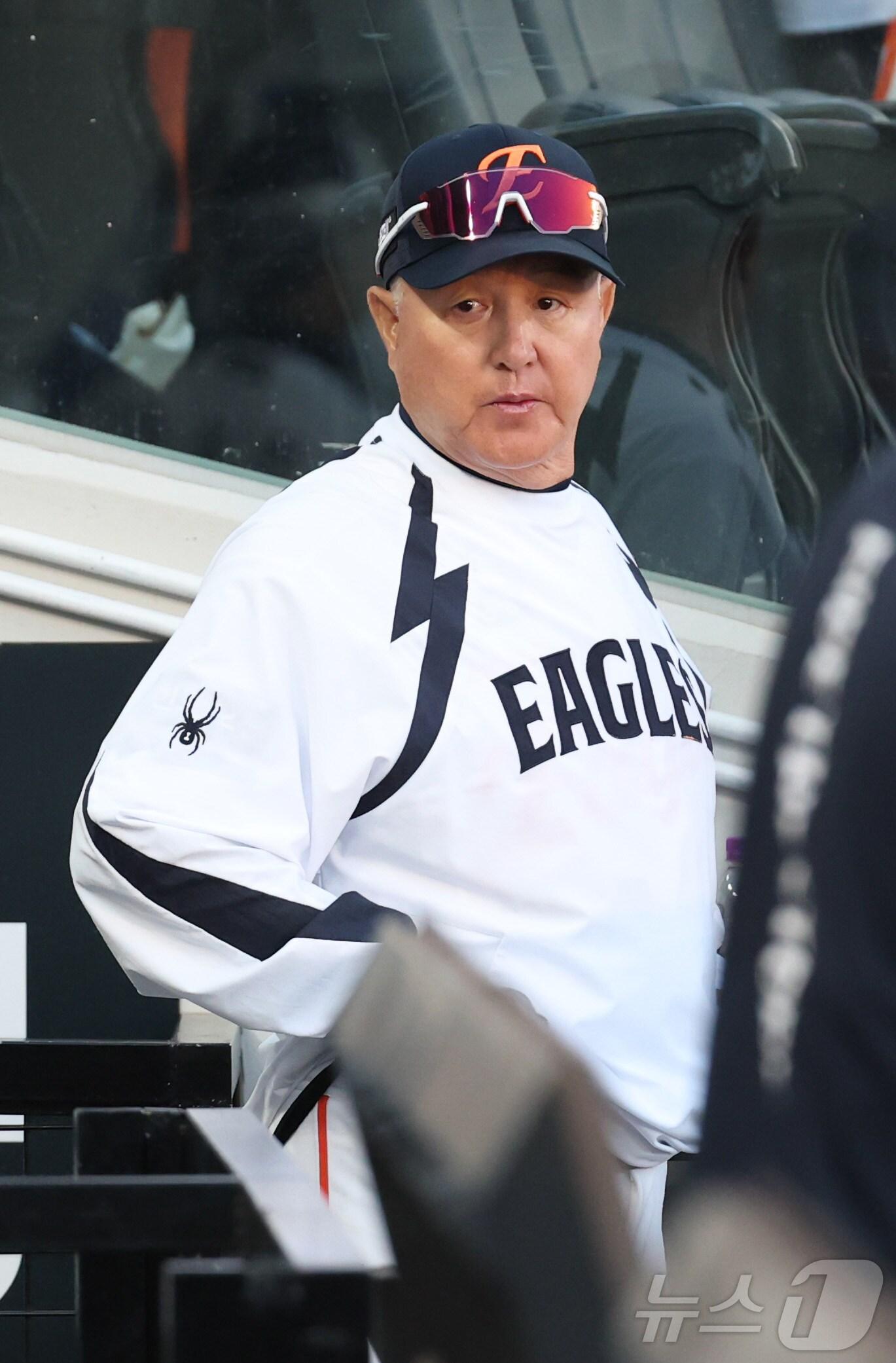 본문 이미지 - 4일 대전 한화생명볼파크에서 열린 '2025 신한 SOL 뱅크 KBO리그' 프로야구 한화 이글스 대 KT 위즈 경기에서 한화 김경문 감독이 경기를 보고 있다. 2025.6.4/뉴스1 ⓒ News1 김기남 기자