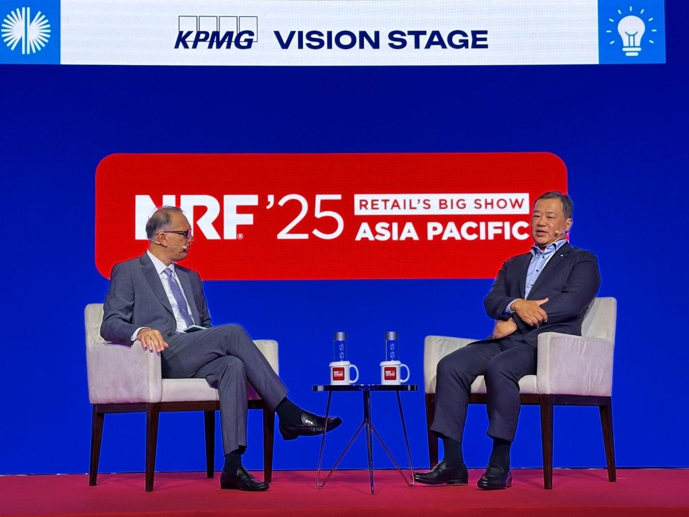본문 이미지 - 지난 3일 싱가포르 '마리나 베이 샌즈 싱가포르'에서 열린 'NRF Big Show APAC 2025'에 참석한 김상현 롯데유통군 총괄대표 부회장(오른쪽)이 비풀 차울라 페어프라이스 그룹 CEO와 대담을 나누고 있다(롯데쇼핑 제공).