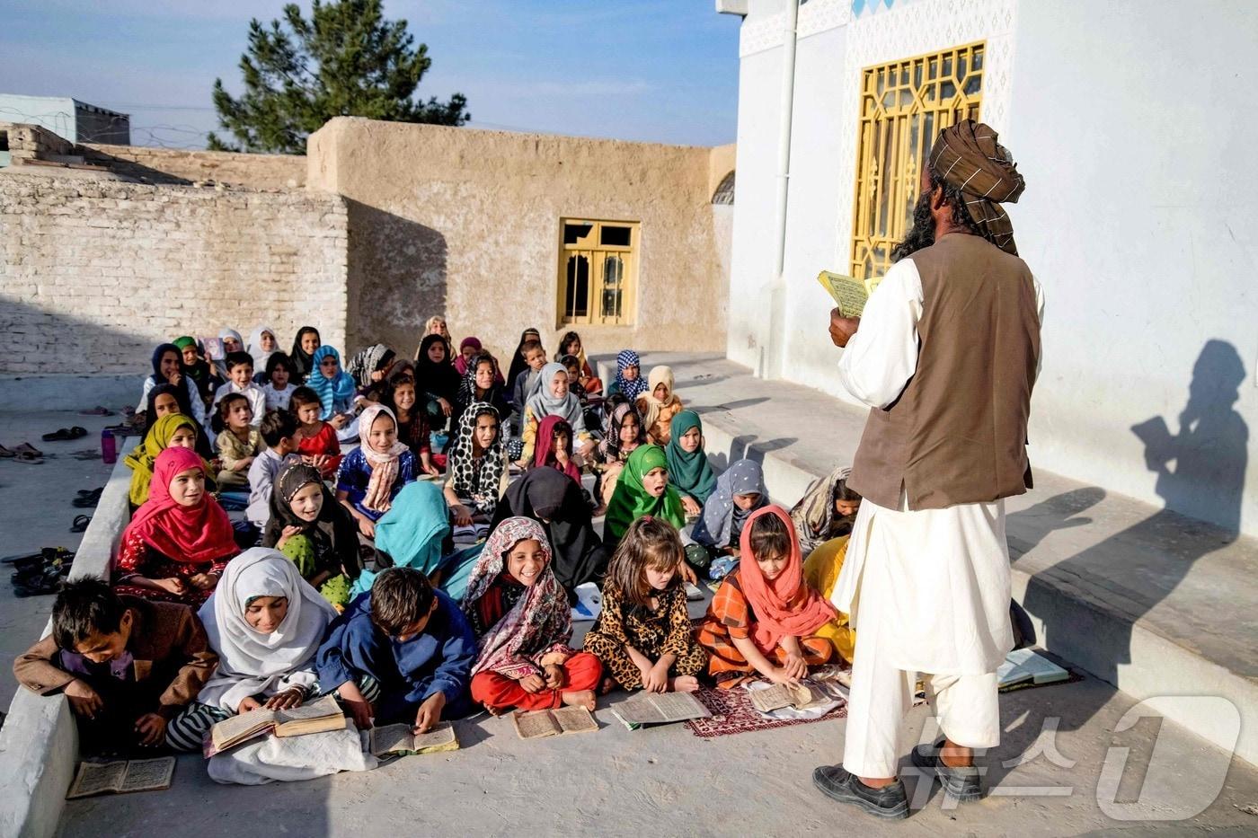 아프가니스탄의 어린이들이 이슬람 신학교인 마드라사에서 공부하고 있다. 2024.11.11.<자료 사진>ⓒ AFP=뉴스1
