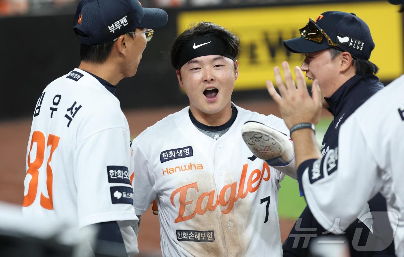 4일 대전 한화생명볼파크에서 열린 '2025 신한 SOL 뱅크 KBO리그' 프로야구 한화 이글스 대 kt 위즈 경기에서 한화 이도윤이 7회말 2사 2,3루에서 2타점 역전 안타를 치고 최인호 내야 안타에 득점 하며 기뻐하고 있다. 2025.6.4/뉴스1 ⓒ News1 김기남 기자