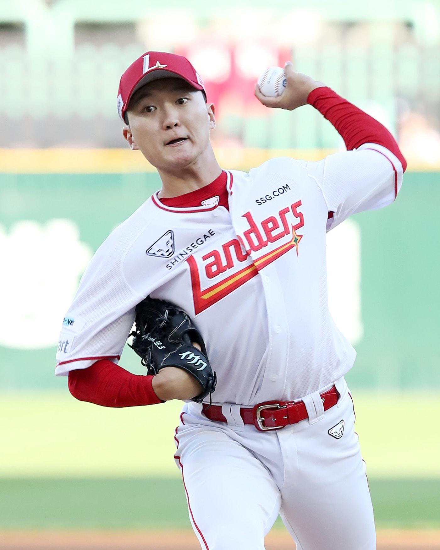 본문 이미지 - SSG 랜더스 투수 김건우가 4일 열린 KBO리그 문학 삼성 라이온즈전에서 5이닝 무실점 호투를 펼쳐 팀의 4-1 승리를 이끌었다. 2021년 입단한 김건우는 데뷔 첫 선발승을 거둿다. &#40;SSG 랜더스 제공&#41;