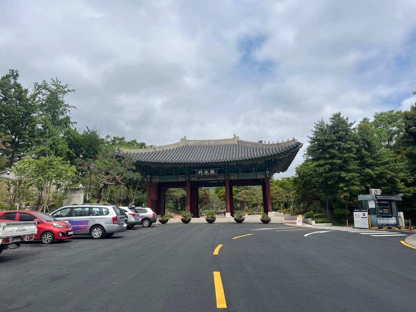 본문 이미지 - 진입부 바닥 정비(서울시 제공)