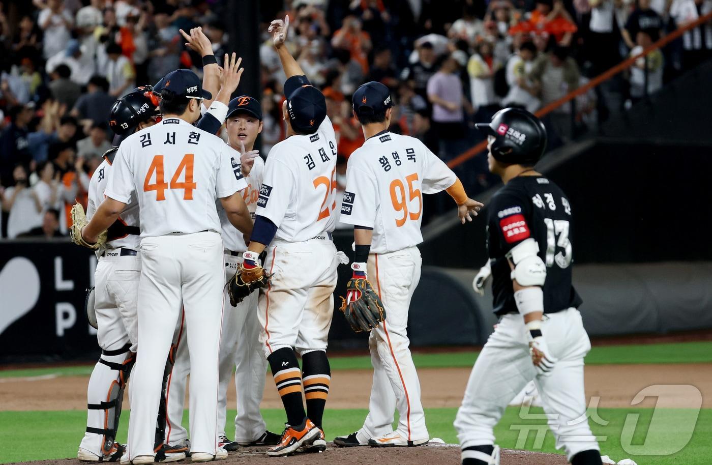 4일 대전 한화생명볼파크에서 열린 '2025 신한 SOL 뱅크 KBO리그' 프로야구 한화 이글스 대 kt 위즈 경기에서 한화가 역전승을 거두며 선수들이 하이파이브를 하고 있다. 2025.6.4/뉴스1 ⓒ News1 김기남 기자