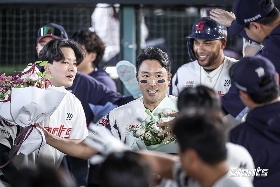 본문 이미지 - 롯데 자이언츠 주장 전준우가 4일 열린 KBO리그 사직 키움 히어로즈전에서 개인 통산 2000안타를 달성했다. (롯데 자이언츠 제공)