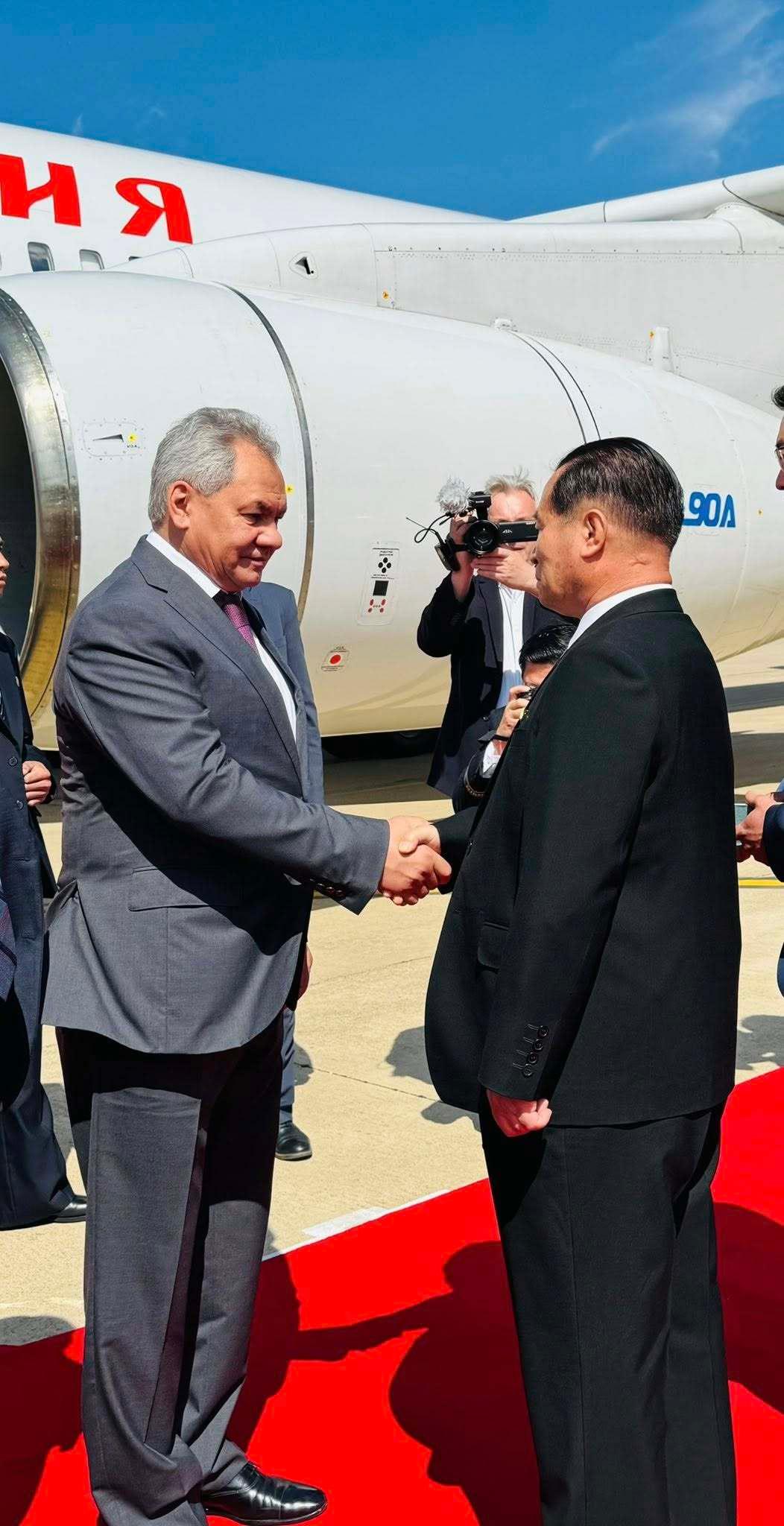 본문 이미지 - 세르게이 쇼이구 러시아 국가안보회의 서기가 북한 평양의 공항에 도착해 북한 측 인사들의 마중을 받고 있다. <출처=북한 주재 러시아 대사관 페이스북 갈무리>