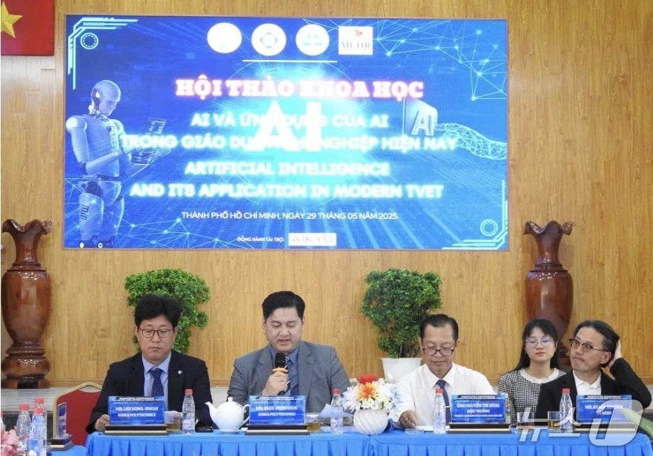 본문 이미지 - 한국폴리텍IV대학 대전캠퍼스가 베트남 호찌민시에서 베트남 남사이공폴리텍대학과 국제 학술 콘퍼런스 ‘AI와 현대 직업교육에서의 AI 응용’을 공동 개최했다.  (한국폴리텍IV대학 대전캠퍼스 제공.재판매 및 DB금지) /뉴스1