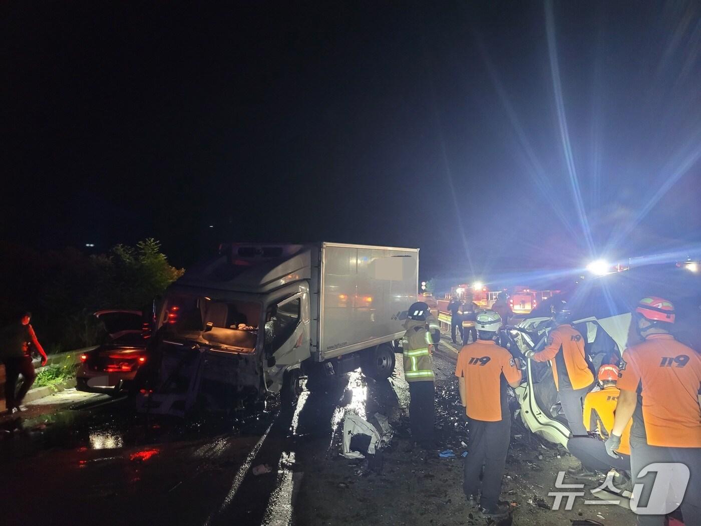 본문 이미지 - 5일 0시 45분쯤 경북 포항시 남구 연일읍 자명리에서 소형 SUV가 역주행으로 2.5톤 탑차를 들이받아 구조대가 구조작업을 펼치고 있다.(경북소방본부 제공. 재판매 및 DB금지)2025.6.5/뉴스1