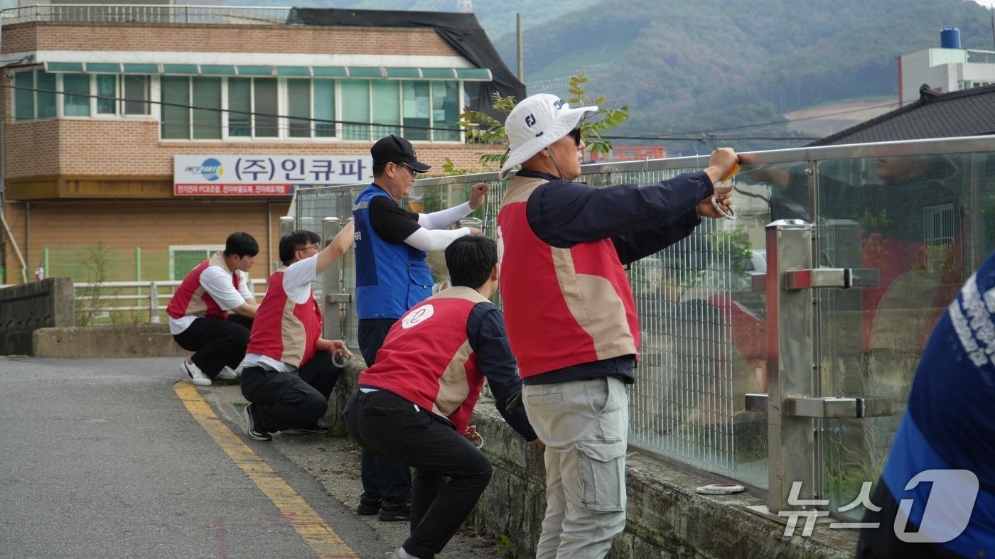 롯데글로벌로지스가 야생조류 투명창 충돌을 예방하기 위해 물류센터 벽에 점자 스티커를 부착했다 (롯데글로벌로지스 제공)